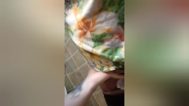 Eating pussy in restaurant public bathroom and fighting the moaning