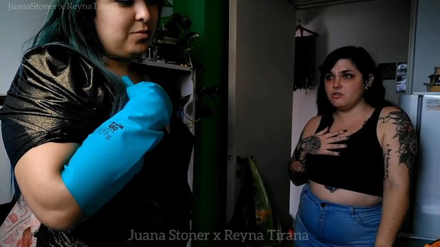 Tu novia futa le llena las tetas de leche A TU VIEJA!!?  GLOVERSE (GLOVES UNIVERSE) ft Juana Stoner