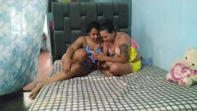 mi hermanastra y yo nos grabamos teniendo sexo lésbico y enviamos video a su novio