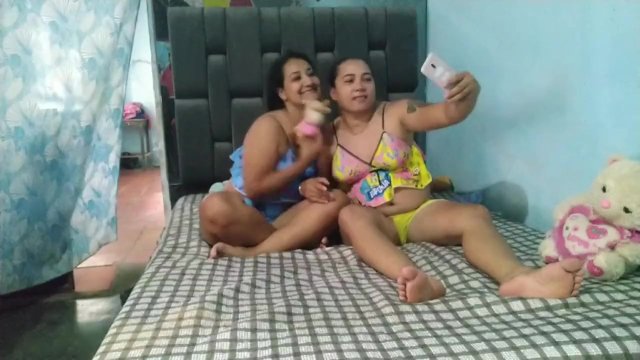 mi hermanastra y yo nos grabamos teniendo sexo lésbico y enviamos video a su novio