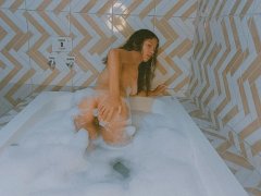 Peituda gozando na banheira / Girl Cumming in the bathtub