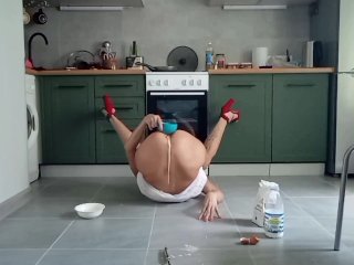 Slut Mom Pours Dough Into Her Pussy and Bakes Pancakes