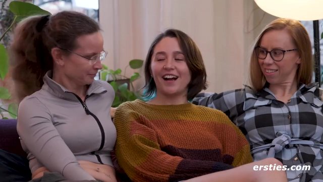 Ersties - Heißer Vierer mit dem ersten Mal lesbisch für Charlie