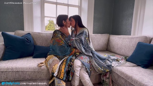 Divorced Bhabi seduces Aaliyah