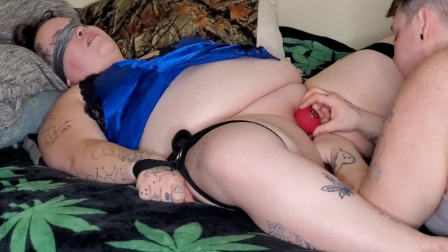 Bbw takes fingers and rose while tied up