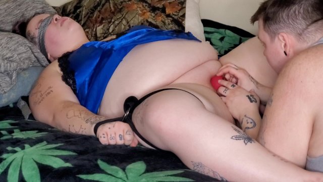 Bbw takes fingers and rose while tied up