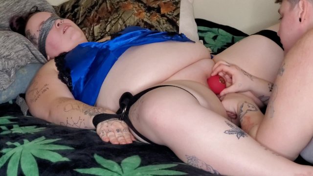 Bbw takes fingers and rose while tied up