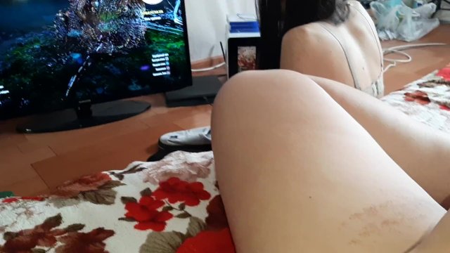 My stepsister plays console and I masturbate behind her back (dripping pussy, pussy cumming)