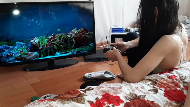 My stepsister plays console and I masturbate behind her back (dripping pussy, pussy cumming)