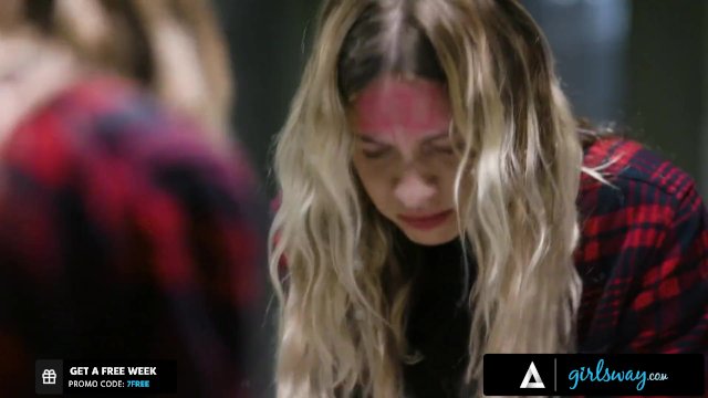 GIRLSWAY - Bullied Teen Khloe Kapri Fucks Popular Gia Derza in the Bathroom During Overnight Party