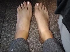 I show you how I play with my feet and my toes!!