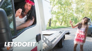 Chica ucraniana Shrima Malati sexo al aire libre con mecánico de autos - LETSDOEIT