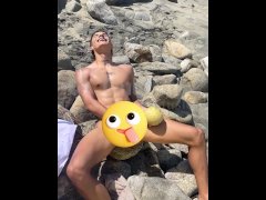 Caribeño se excita en la playa para luego masturbarse | @SaosMusica