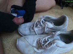 6 Cumshots on friends white Nike Tanjun (Quick)