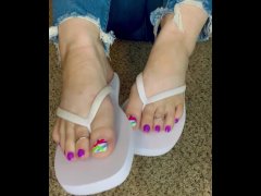 Sexy toes in flip flops