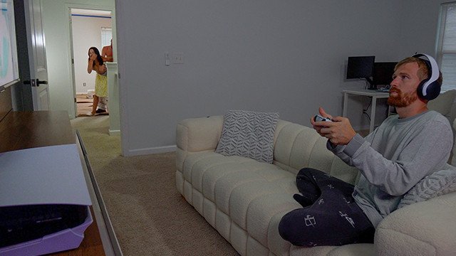 Manžel hraje Playstation, žena šuká s malířem (Brooke Tilli)