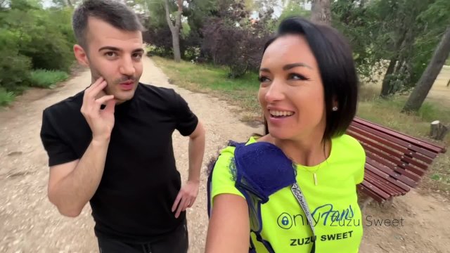 Zuzu Sweet si zapíchá s náhodným sportovcem v parku