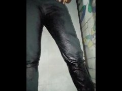 Girlfriend pee in jeans and shower