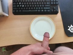 I watch porn and cum on the plate