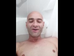 Twerking in tub