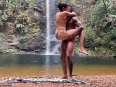sexo ao ar livre na cachoeira