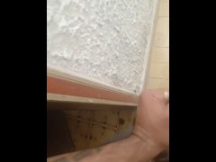 Mi masturbo nelle scale condominiali